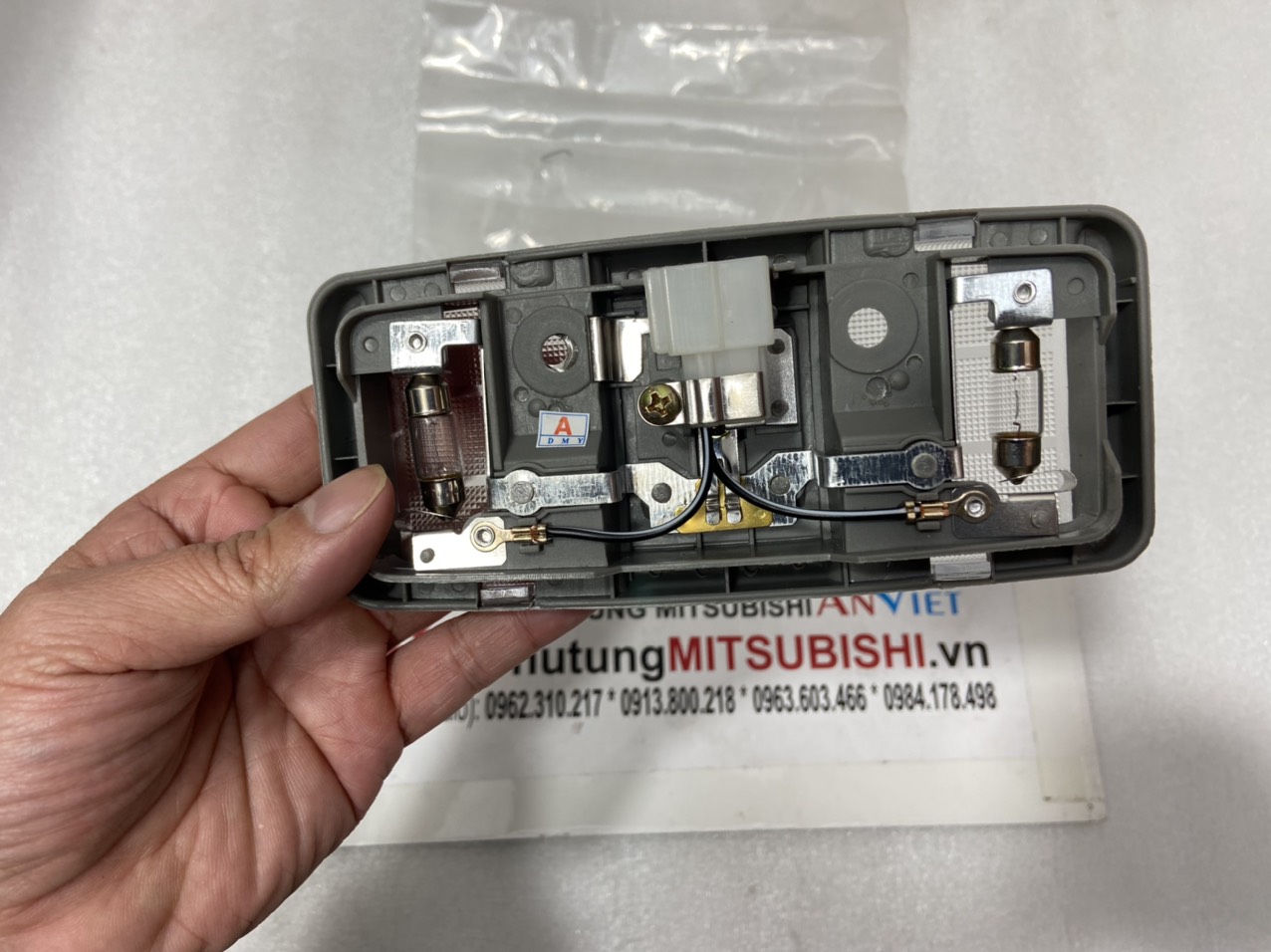 Đèn trần xe mitsubishi Pajero V31 V32 V45